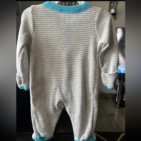 Newborn Carter’s onesie - Picture 3 of 3